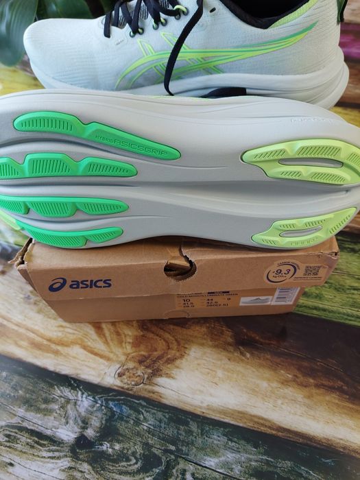 Vând Asics noi mărimea 44