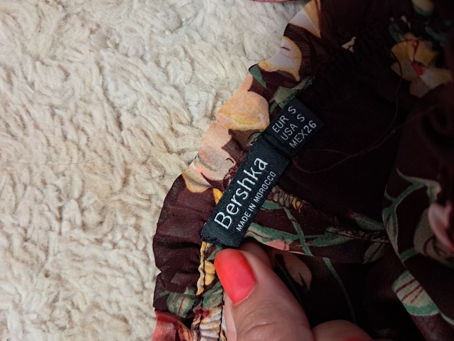 Vând top cu maneci scurte