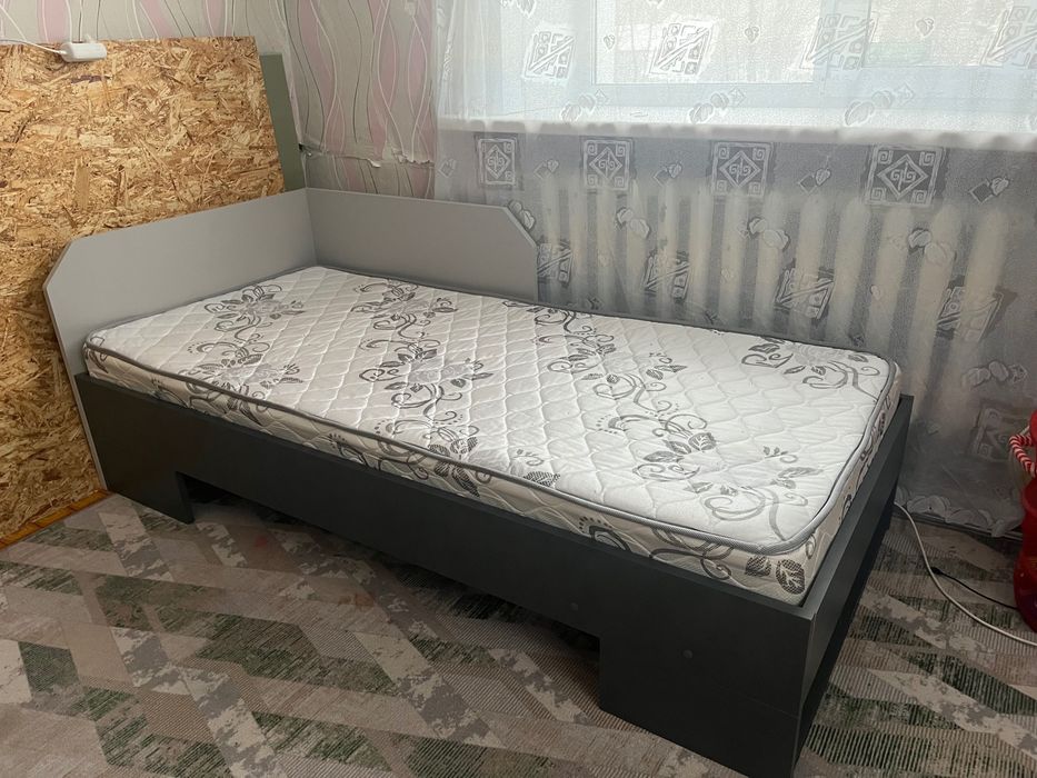 Продам кровать с матрасом б/у