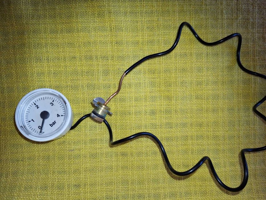 Manometru pentru măsurarea presiunii în centralele electrice Ferroli.