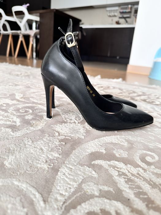 Продаи черные туфли