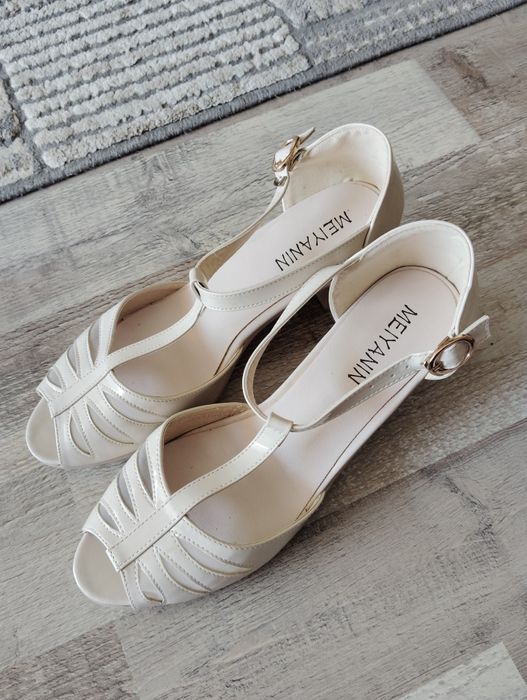 Sandale mărimea 40.