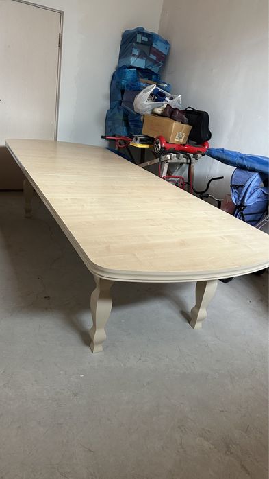 деревянный стол.