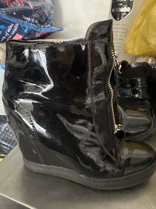 Продам ботинки женские