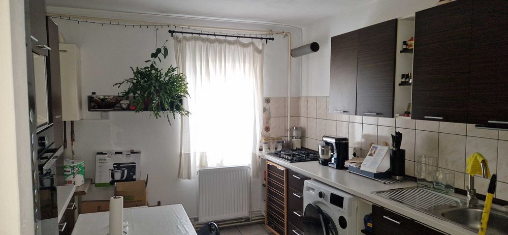 Apartament 2 camere de vânzare – Găești | Etaj 3 | Renovat | Centrală proprie