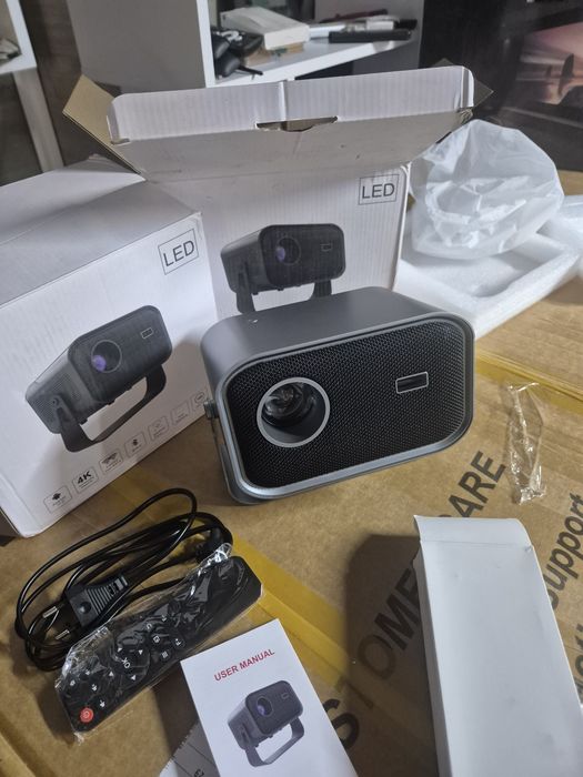 Промо Цена!Преносим Smart 4К Android WiFi Проектор с Ел.Focus 15000lumen + Подарък 72инчово платно