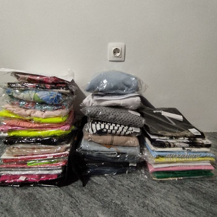 Дамски дрехи за ликвидация от затворил магазин.