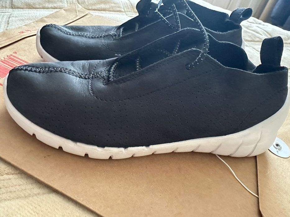 Продам кроссовки чёрного цвета