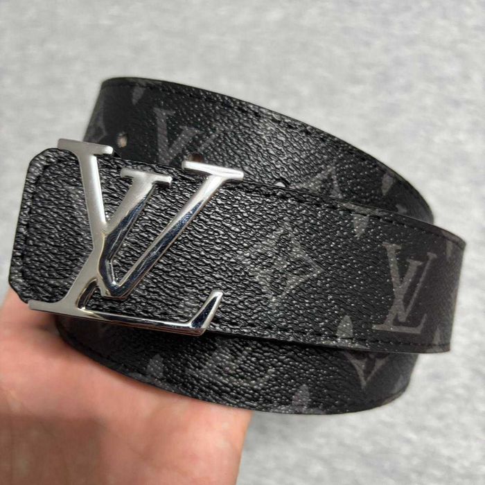 Curea Louis Vuitton Monogram LV Neagră, din Piele Texturată