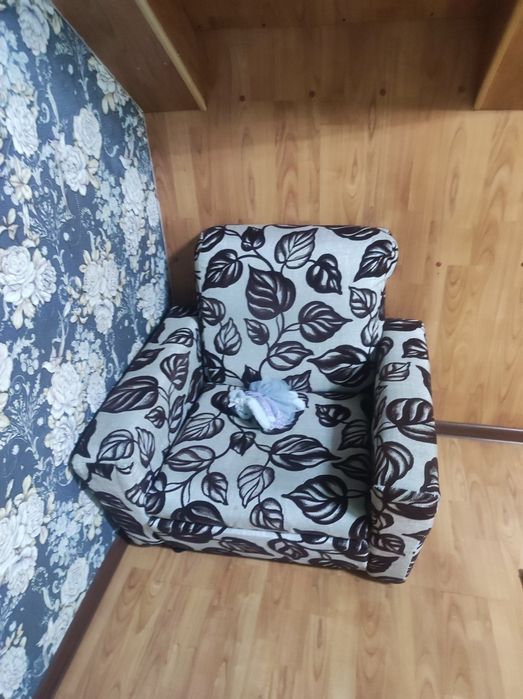 Продам диван с двумя креслами