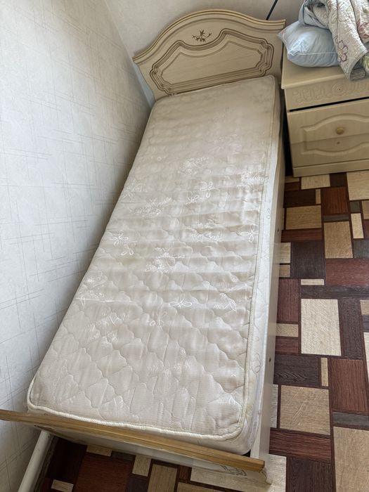 Продам односпальную кровать с матрасом