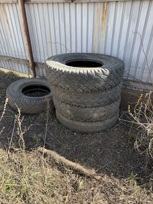 Продам шины на камаз 10R20