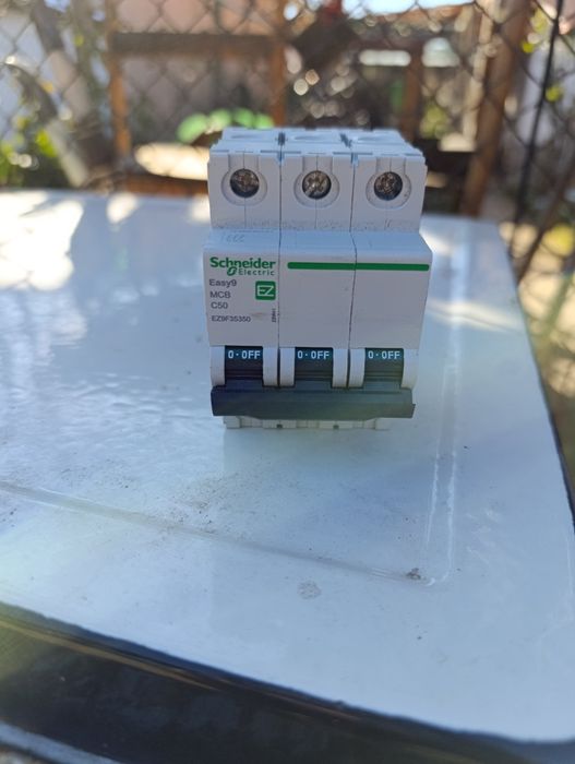 Предпазител за трифазен ток