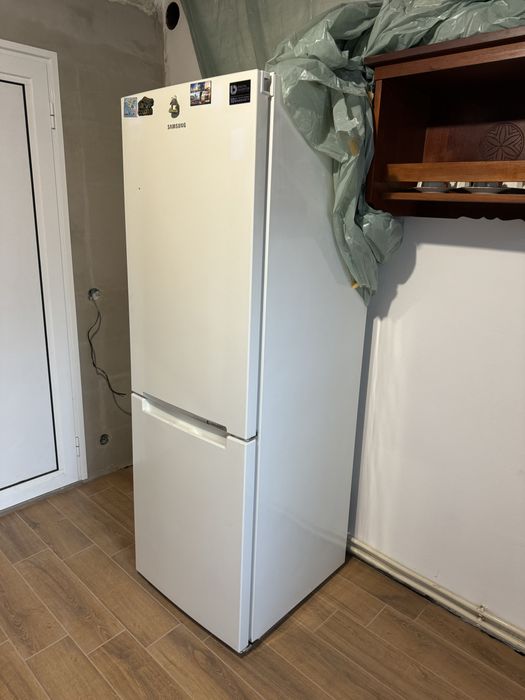 Samsung 290л.A+ NoFrost хладилник с фризер