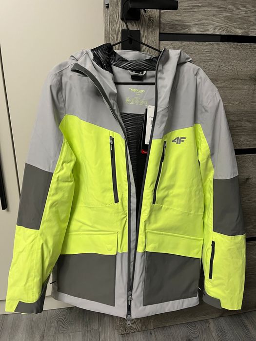 Vând geaca ski 4F mărime S