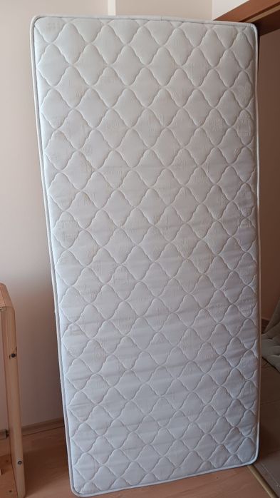 Продава се единично легло в идеално състояние + транспорт !