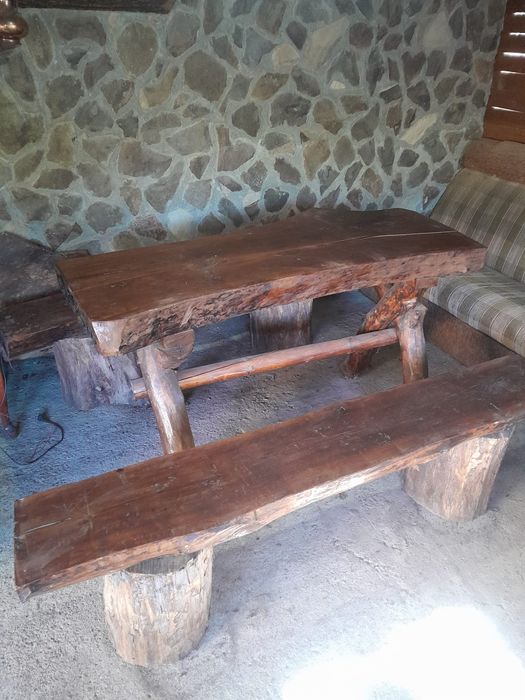 Masă rustică din lemn de nuc