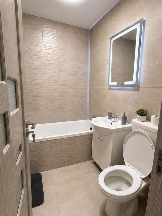 Se închiriază apartament cu 2 camere, decomandat, având o suprafață utilă de 52 mp, situat la etajul 3 din 4, în cartierul Rogerius.