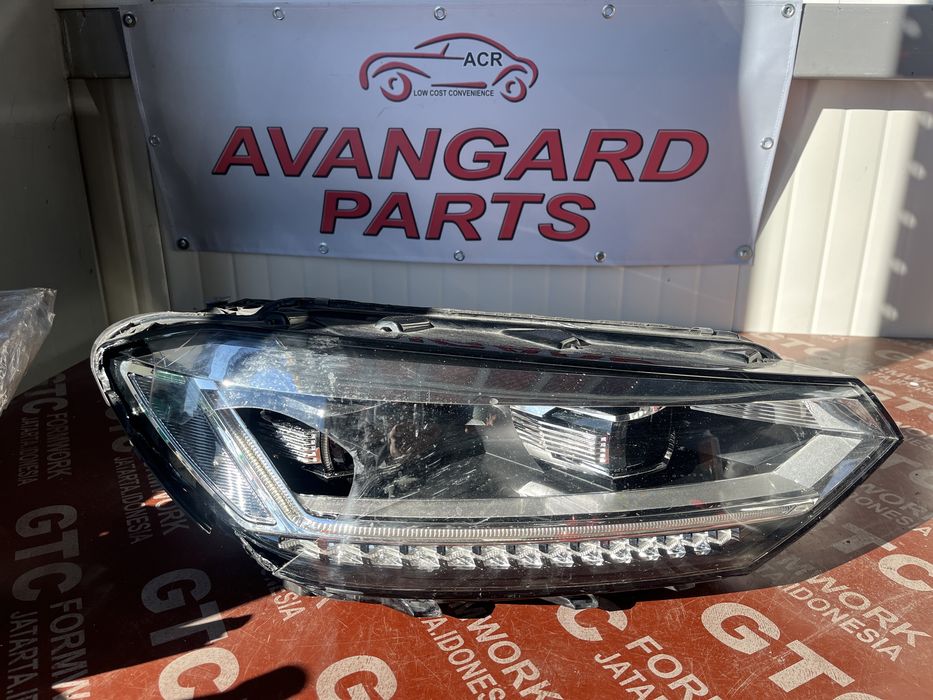 Фар VW Touran 2016- десен