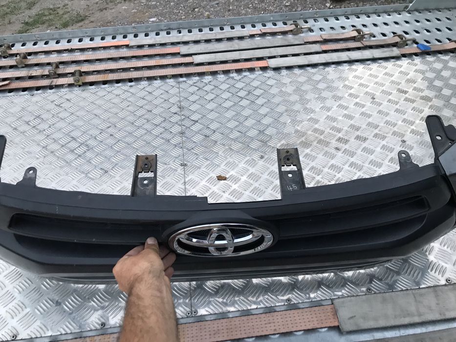 Предна решетка с емблема за Toyota Hilux ,Тойота Хайлукс 2020-