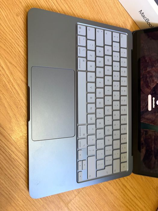 MacBook – 256GB, цвят индиго, само на 27 цикъла (Купуван от iStyle)