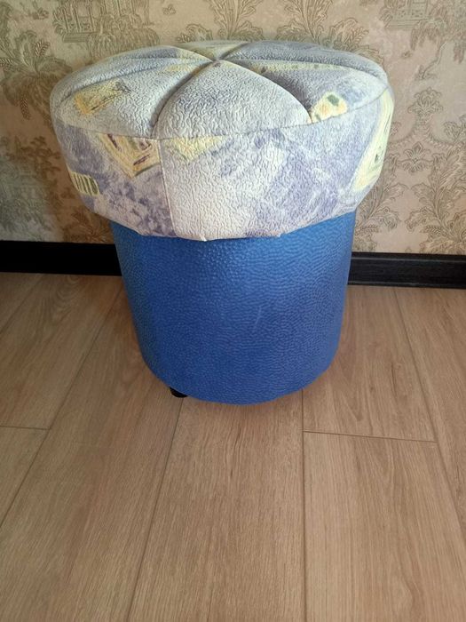 Пуфик с ящиком на ножках