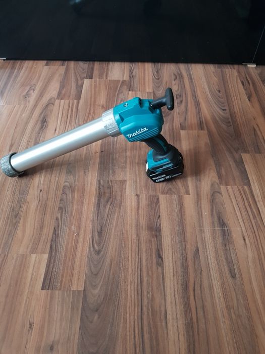 Pistol de silicon Makita