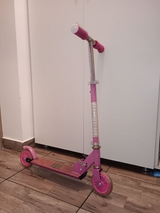 Vând trotineta de fete.
