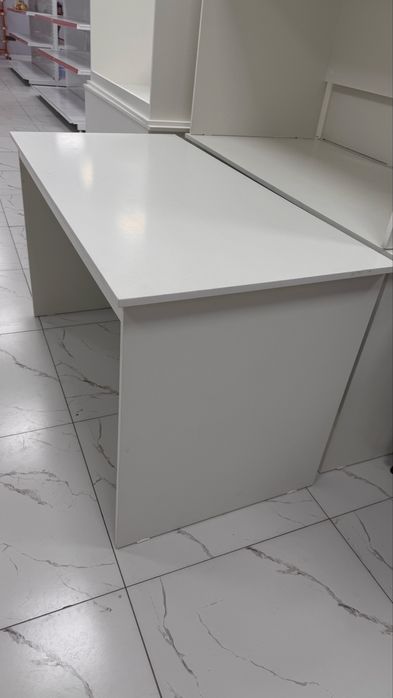 Столы офисные белые