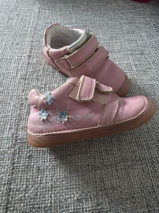 Продавам чисто нови детски маратонки