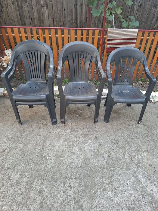 Set de 5 scaune din plastic cu tot cu masa