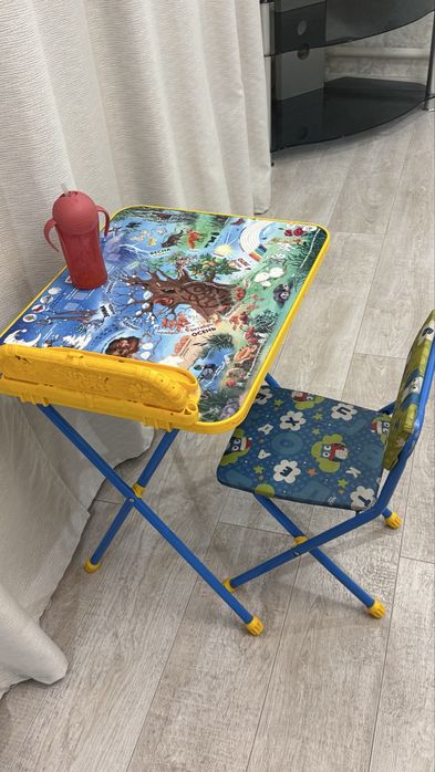 продам детский стол со стулом