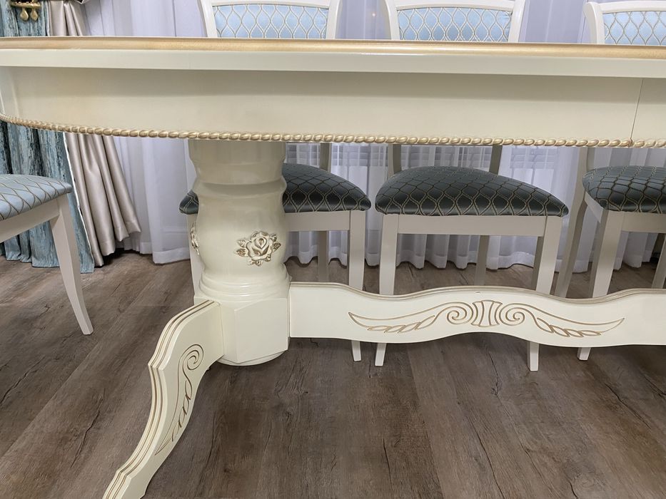 Стол для гостинной ,