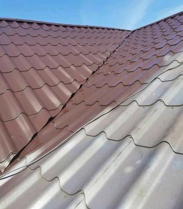 Vopsitor la tablă pe acoperiș