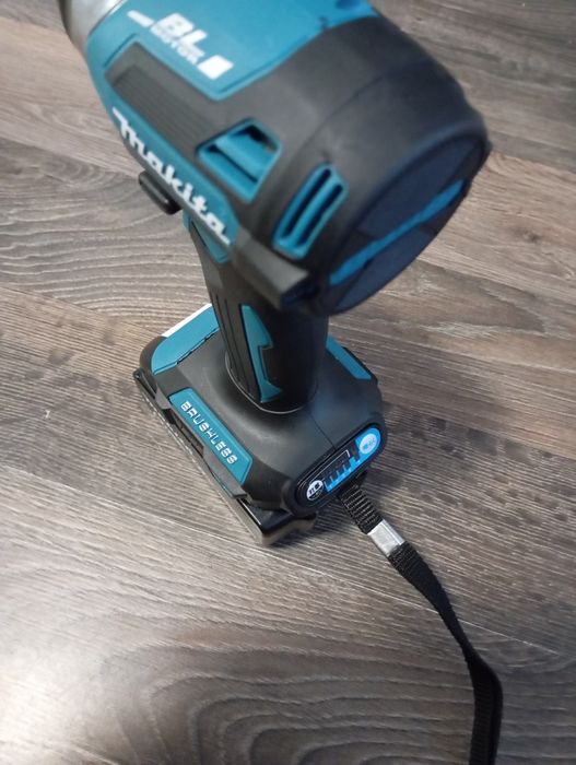 Impact Makita DTD 173 cu o baterie de 6A