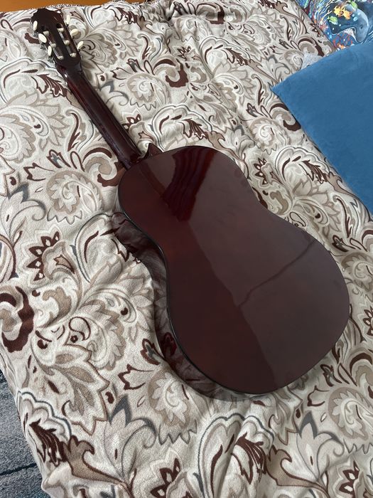 Продам гитару шестиструнную