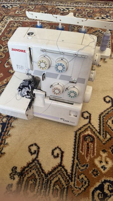 Японская Оверлок машина Janome