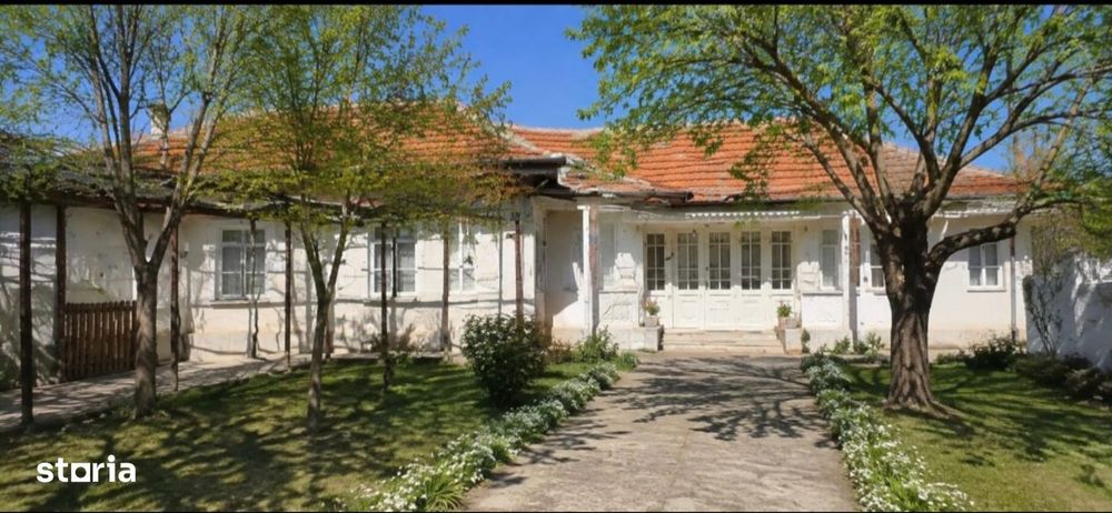Casa de vacanță cu garaj și teren generos