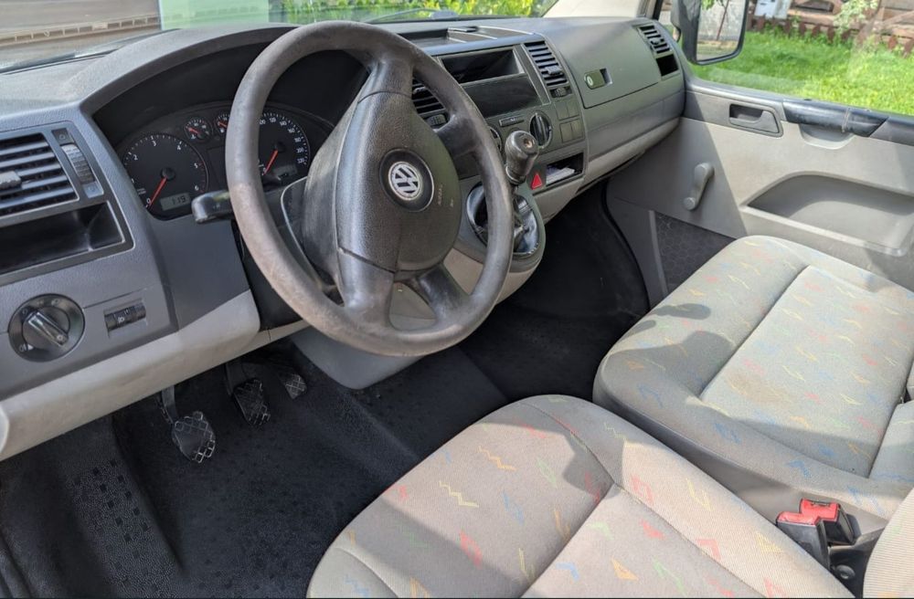 Volkswagen Transporter T5 cu 3 locuri, prelata