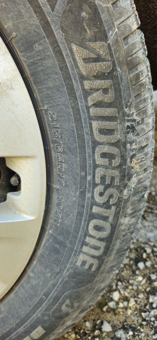 Гуми Brigestone - 215/65/17, с джанти и тазове за Шкода комлект 4 бр.