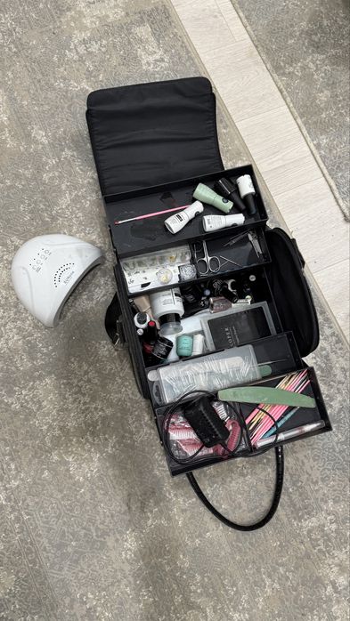 Готовый набор для мастера маникюра с профессиональным кейсом