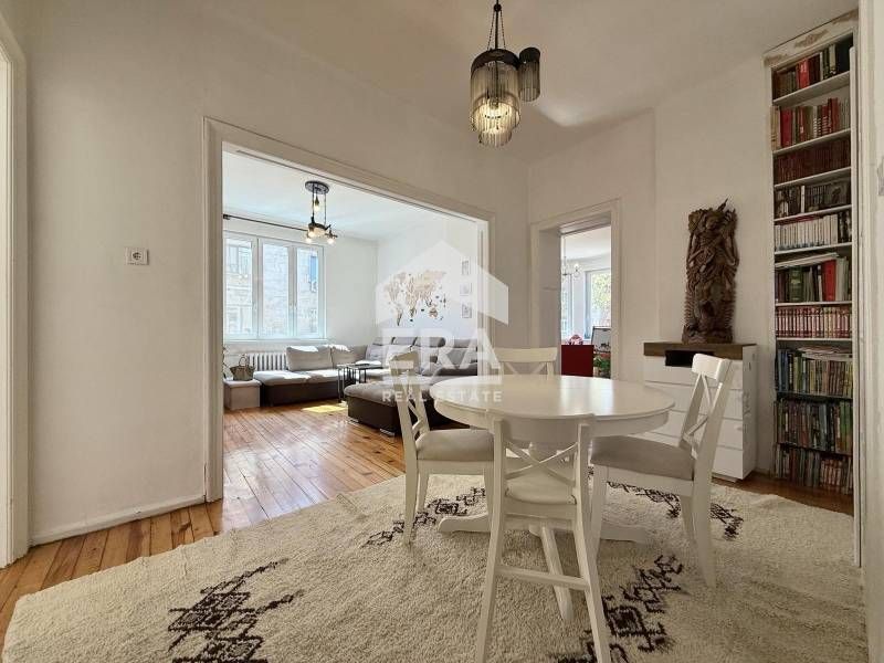 Продава се Тристаен апартамент в София, Център - 110 кв.м за 3199 €/кв.м - Снимка #2