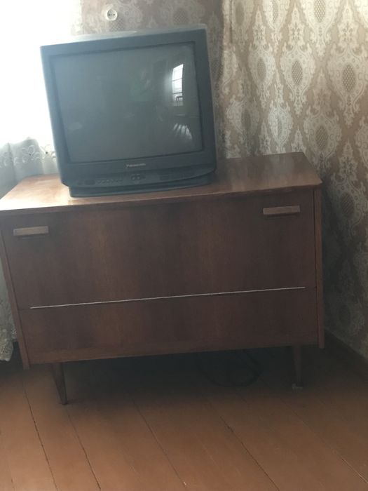 Продаю мебель б/у: шифоньер, кровать, трюмо