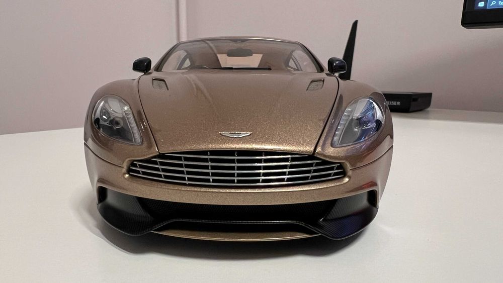 Macheta Aston Martin Vanquish - AUTOart 1:18