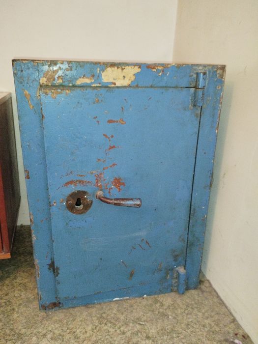 Советский металлический сейф