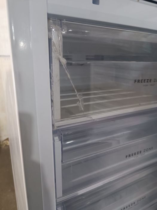 Продаю вертикальную морозилку