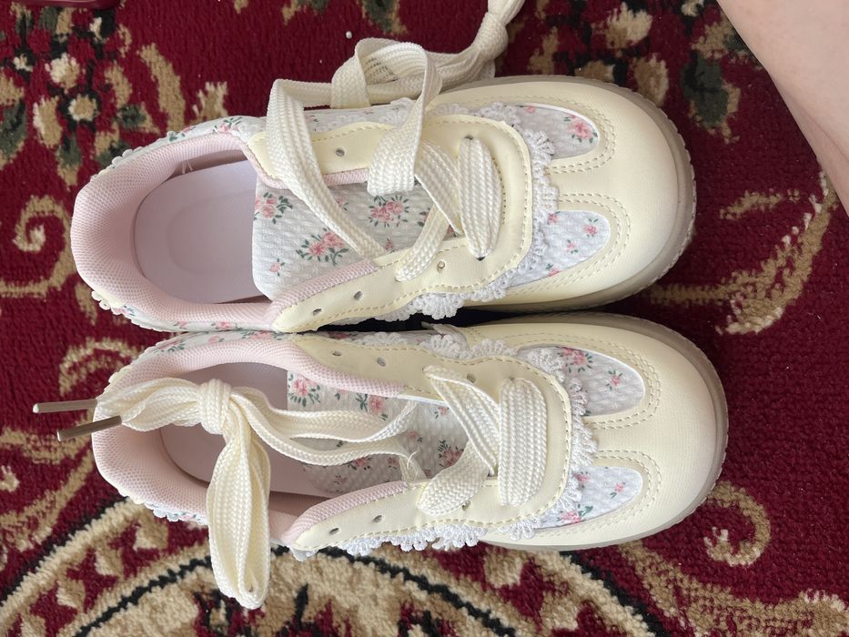 Продам кроссовки  35-36размер