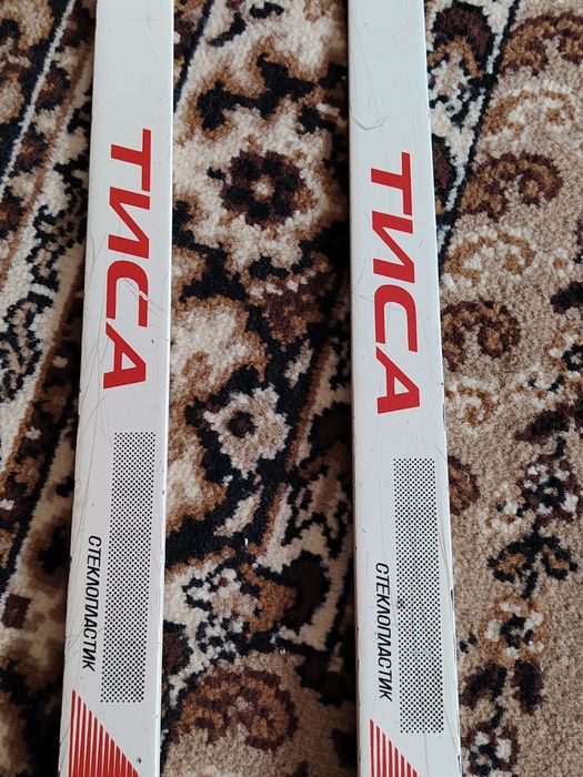 Продам пластиковые лыжи.