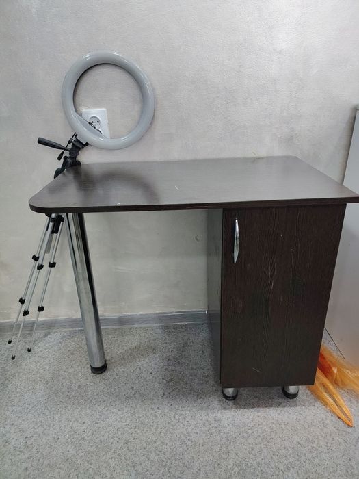 Удобный стол с тумбой