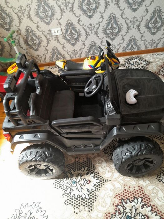 Продаёт детские машинки